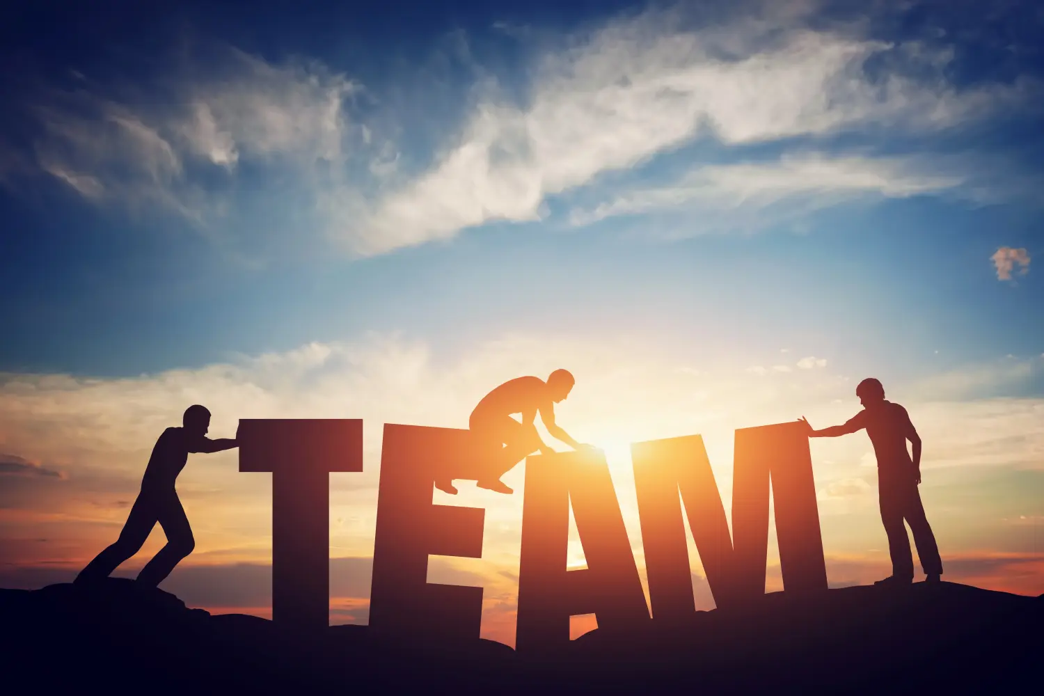 Menschen verbinden Buchstaben, um das Teamwort zu bilden. Konzept der Teamarbeit